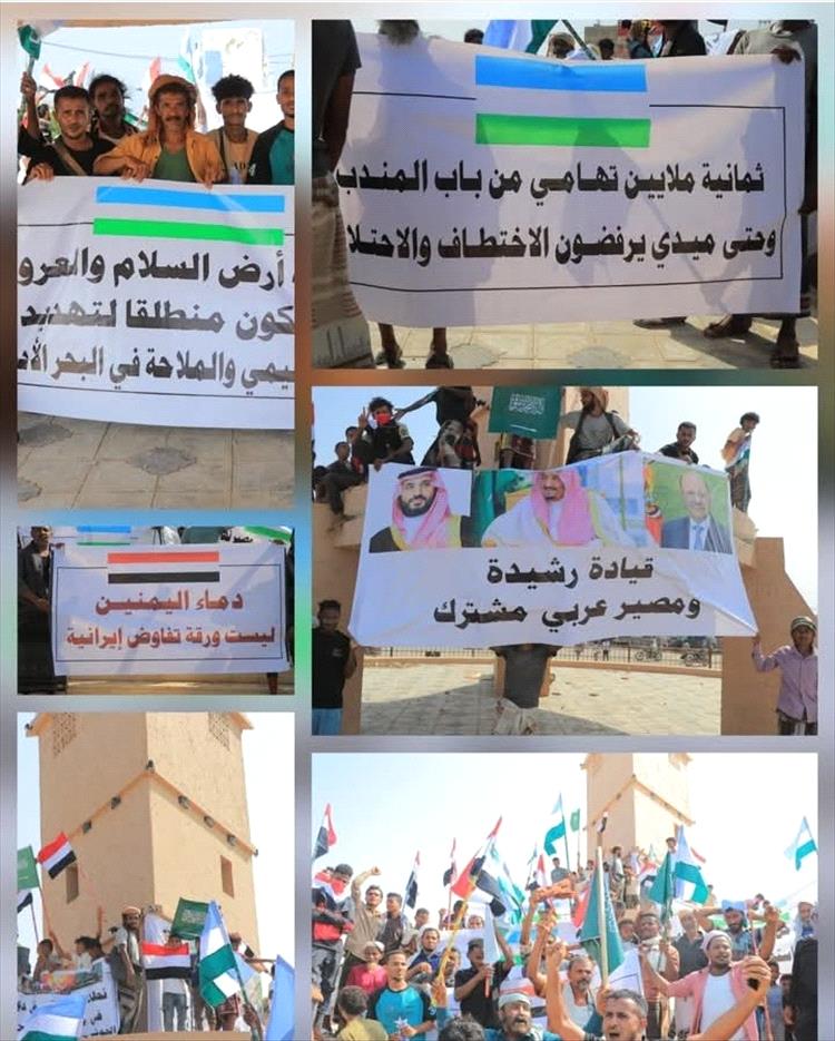 وقفة جماهيرية لأبناء تهامة في الخوخة تؤكد دعم الدولة الاتحادية وترفض استهداف الدول العربية.