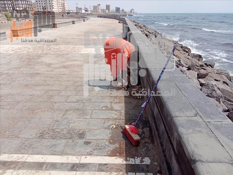 استجابة سريعة لما نشره موقع منبر الأخبار تُنهي الأزمة.. تنظيف ممشى ساحل أبين بعد تفاعل صندوق النظافة عدن بقيادة المهندس قائد راشد(صور)
