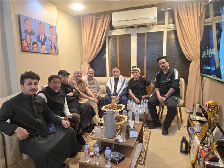 الشيخ العيسي يعزي أسرة القدسي في رحيل أحد أعمدة الرياضة اليمنية.