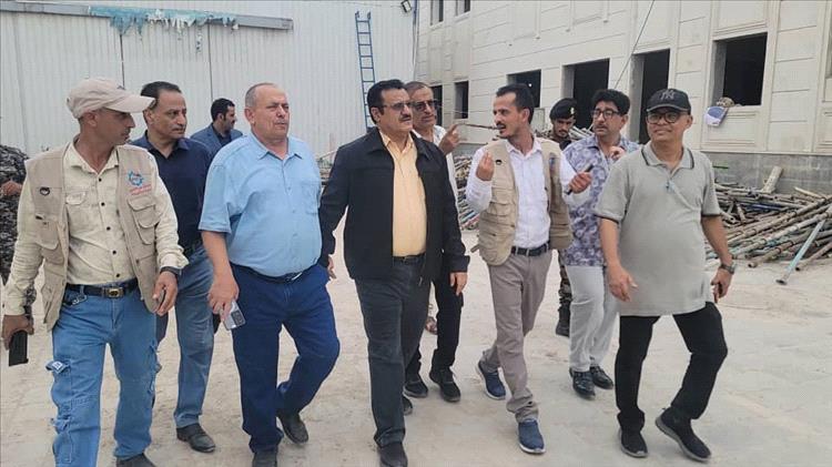 بتوجيهات وزير الدولة - محافظ العاصمة عدن - عبدالرحمن شيخ..مدير عام المنصورة يتفقد الأعمال النهائية بمشروع بناء مخازن اللقاحات.