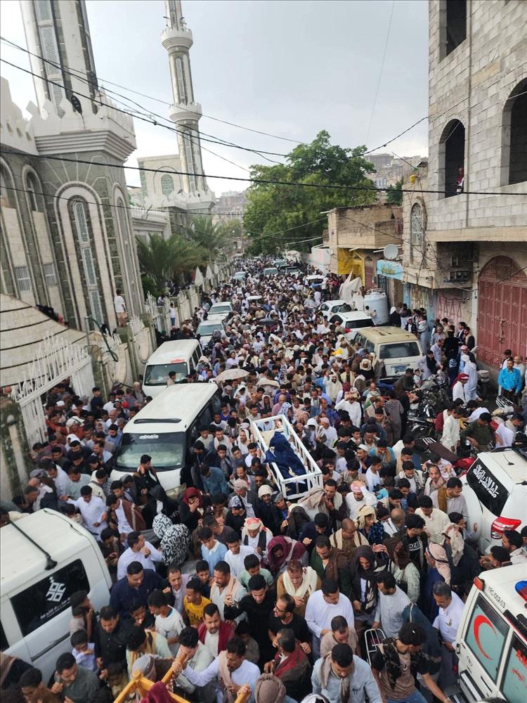 عاجل: تعز..تشييع مهيب للطفل أيلول السامعي بعد ساعات من البحث إثر السيول الجارفة