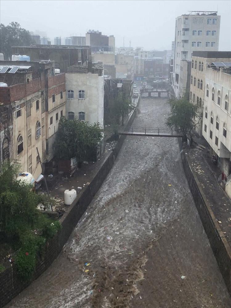 عاجل:سيول جارفة تضرب تعز وتحذيرات عاجلة من فيضانات خطيرة(صورة أولية)
