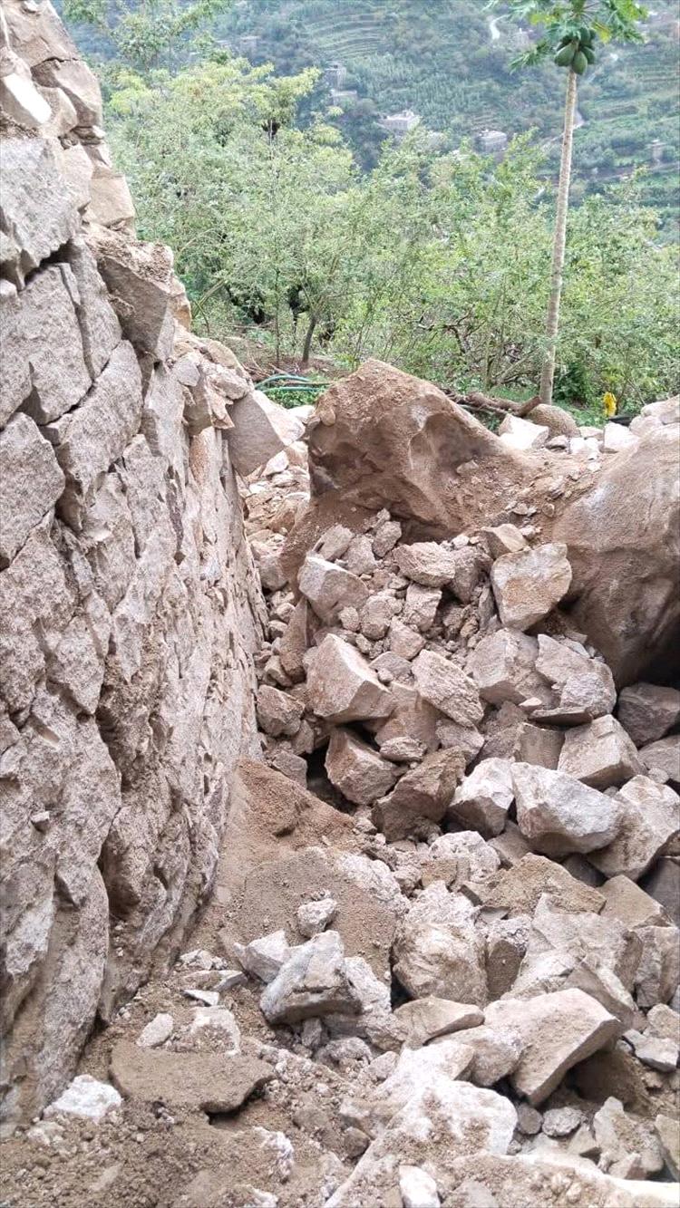 عاجل..جبل حبشي: أمطار غزيرة تتسبب بانهيار صخري وتضرر منزل سكني(صور)