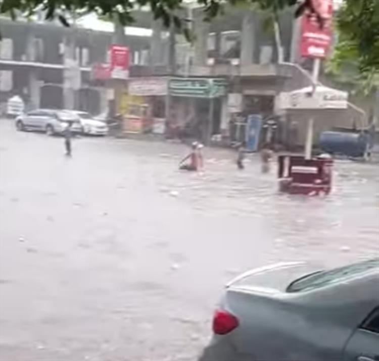 عاجل: سيول تغمر حارة في تعز وتكشف خللًا في تصريف المياه(صورة)