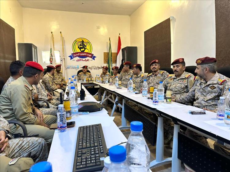 وزير الدفاع يتفقد جاهزية الفرقة الأولى طوارئ ويشيد بمستوى الأداء والانضباط.