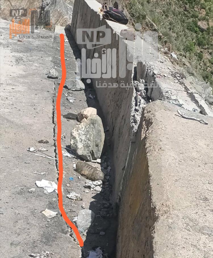 حمولة زائدة تهدد السلامة العامة.. تضرر الجدران الساندة في نقيل هيجة العبد بلحج(صور)