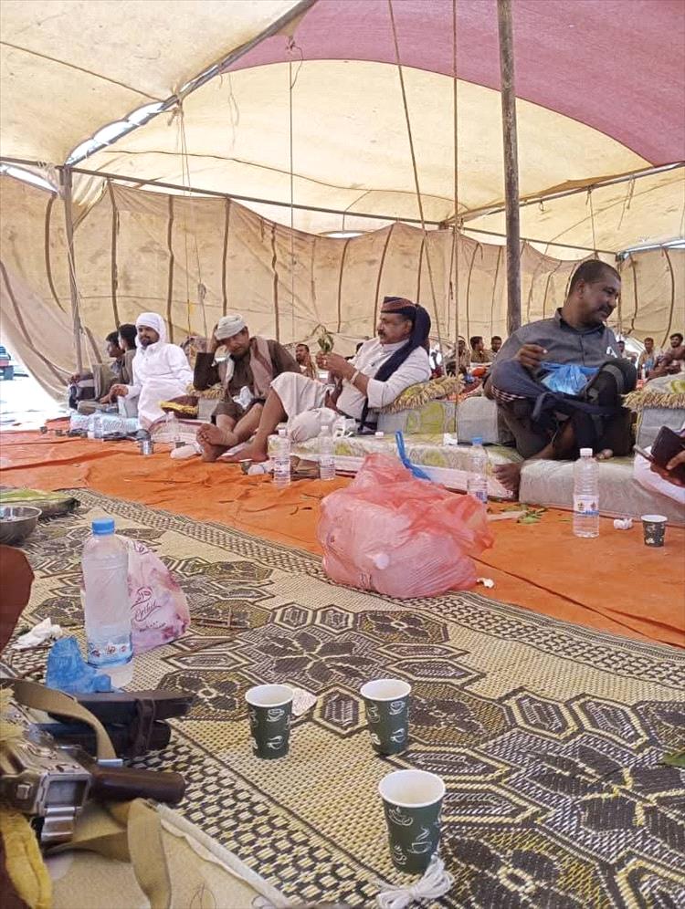 بتوجيهات المحافظ بن الوزير.. الوكيل باعوضه يزور مخيم عزاء ال العظمي برضوم وينقل تعازي السلطة المحلية