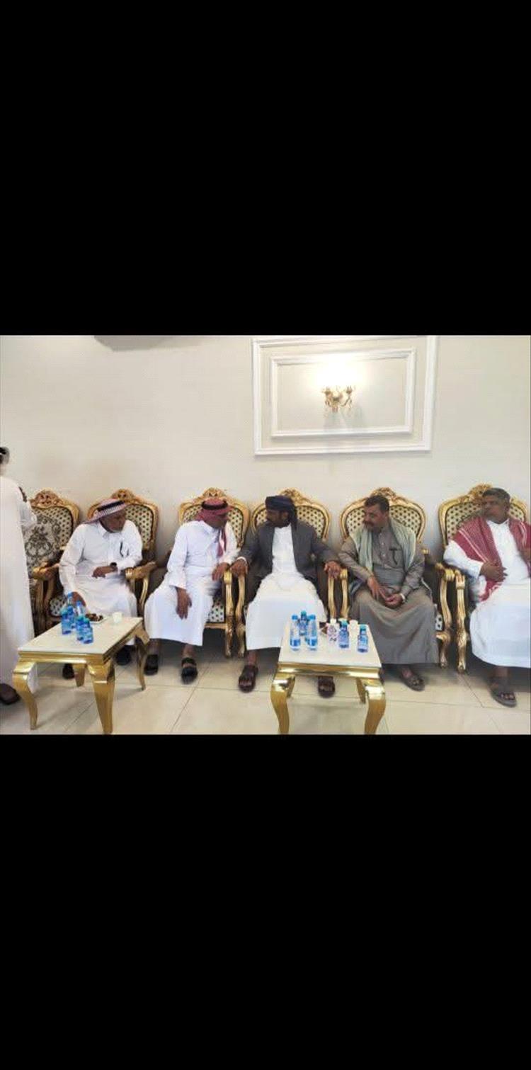 الشيخ بن حبريش يقدم واجب العزاء في وفاة الحكم صالح بن علي بن ثابت النهدي