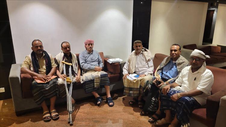 قيادة محور الحديدة تناقش مع وزير الدفاع آلية صرف رواتب منتسبي المحور.
