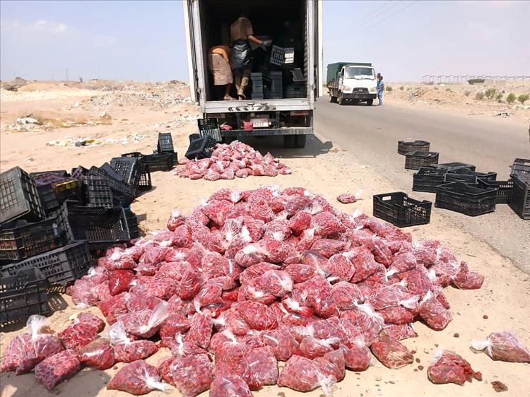 إتلاف كمية كبيرة من الفراولة غير صالحة للإستهلاك الآدمي في مديرية المنصورة بعدن.