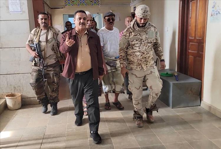 "الداؤودي" يشدد بإتخاذ إجراءات رادعة بحق المتقاعسين وغير الملتزمين بالدوام الرسمي بالبريقة.