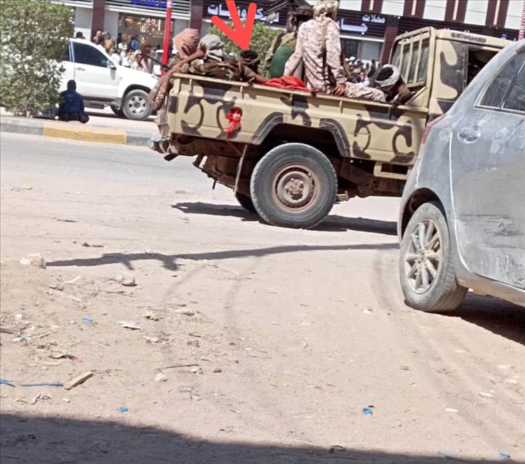 شبوة:استنكار واسع بعد عرض موقوفين مقيّدي الأيدي على متن طقم عسكري في شوارع عتق.. وطفل بين المحتجزين(صورة)