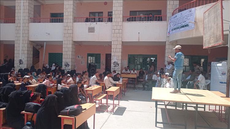 المدير العام بكر الشاعري يتفقد مساحة الأرضية المخصصة لبناء مدرسة في قرية الغشة والقرى المجاورة لها بمديرية قعطبة