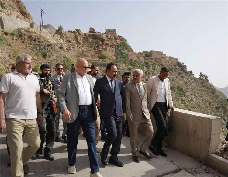 وزير الأشغال ومحافظ تعز يتفقدان الأعمال الختامية لمشروع إعادة تأهيل وصيانة طريق هيجة العبد الرابط بين تعز ولحج