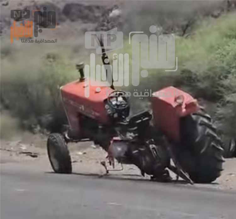 حادث مروع على طريق عدن – الحبيلين إثر اصطدام حراثة بباص "فوكسي"(صور)