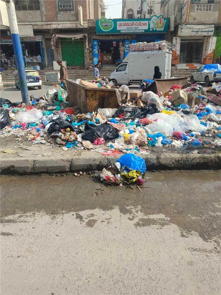 القمامة تغزو المدخل الغربي لتعز.. بئر باشا تتحول إلى مشهد يثير استياء المواطنين