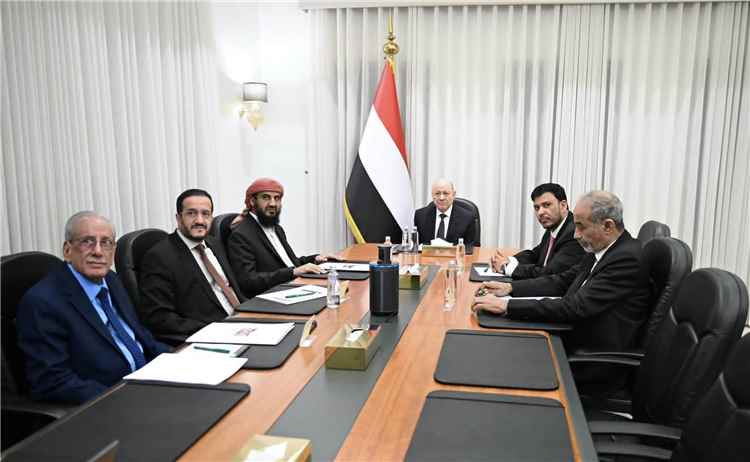 مجلس القيادة الرئاسي يشيد بوحدة مؤسسات الدولة وقدراتها المتنامية لردع تهديدات المليش-يات الإرهاب-ية