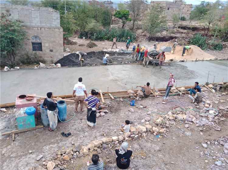 بجهود ذاتية.. أبناء رُجم القبلي بالعزاعز في تعز يشقون طريقهم بالأسمنت وسط إشادات مجتمعية واسعة
