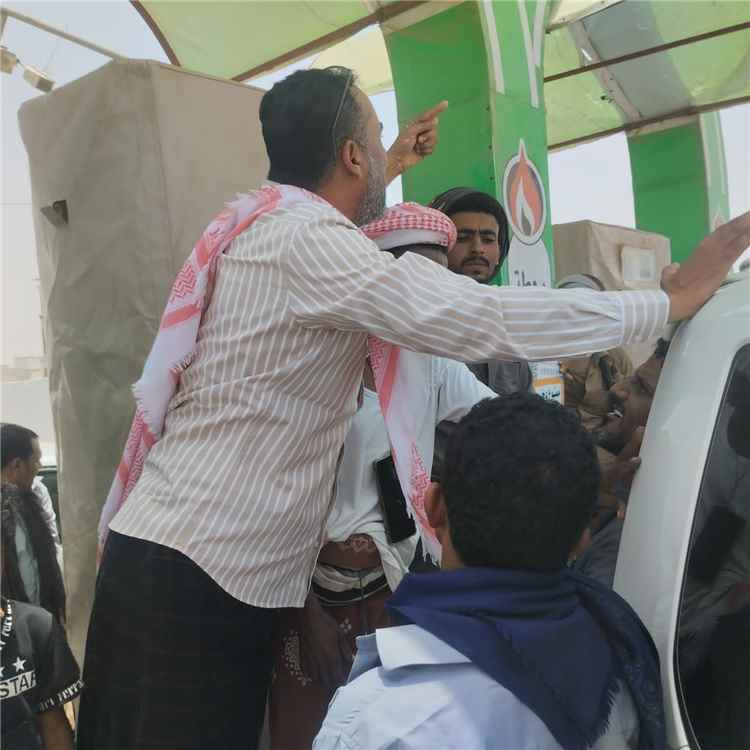 نزول ميداني لمدير غاز المهرة لمتابعة التوزيع.. و انفراجة في أزمة الغاز خلال أسبوع.