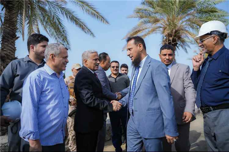 محافظ العاصمة عدن ووزير الأشغال يدشنان مشروع صيانة وترميم جسر البريقة القديم ويطلعان على سير العمل في كورنيش كود النمر