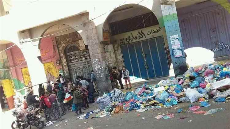 التعليم في تعز بين مطرقة الرسوم وسندان تدهور المدارس الحكومية.. مطالبات بإنقاذ حق الطلاب