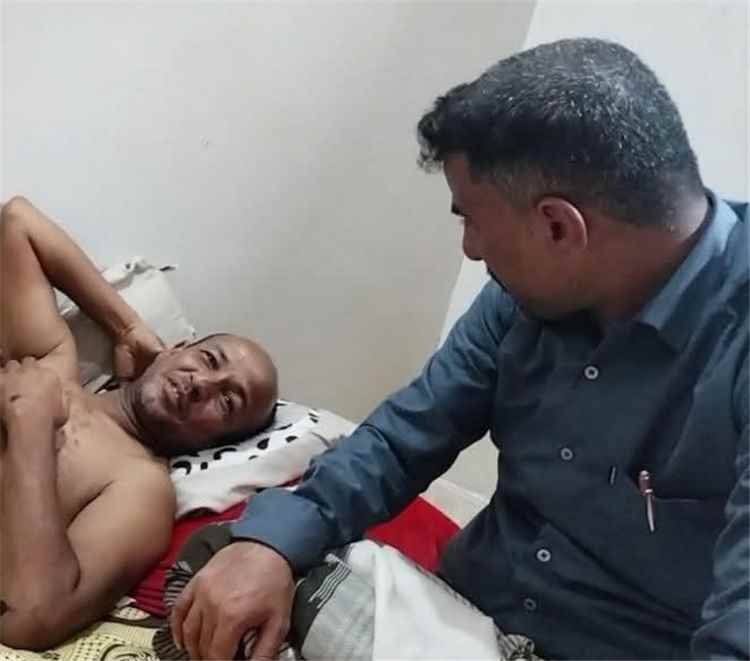 مدير عام إعلام لحج يطمئن على صحة الصحفي خلدون البرحي عقب تعرضه لحادث سير