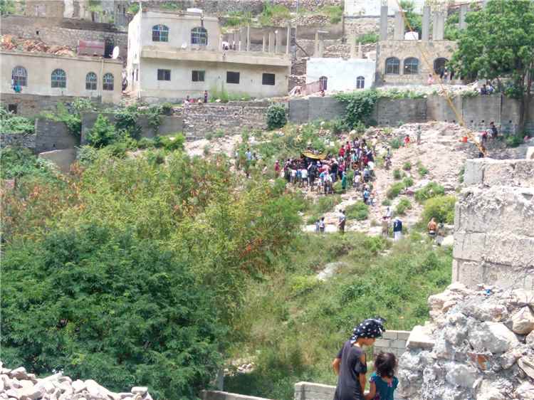تشييع مهيب لطفل ضحية حادث موكب محافظ تعز