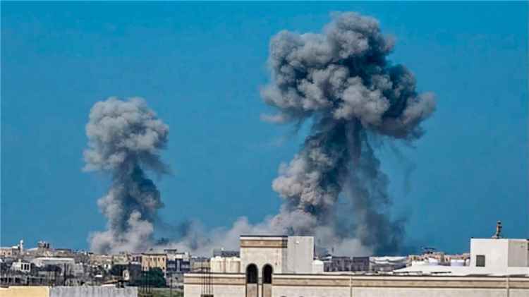 عاجل:فيما الدخان يتصاعد بكثافة..من هذا المكان انطلقت الصواريخ التي استهدفت ميناء المخا