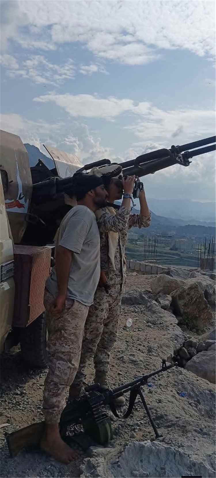 طبول الحرب تدوي من جديد في تعز.. مدفعية الجيش تفتح النار على تحركات ح.وثي_ة وتعزيزات تتجه شرق المدينة