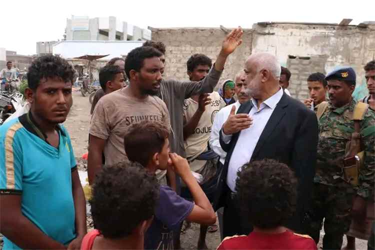 محافظ الحديدة برفقة رئيس الجامعة يتفقد احوال المواطنين في ساحل تهامة.