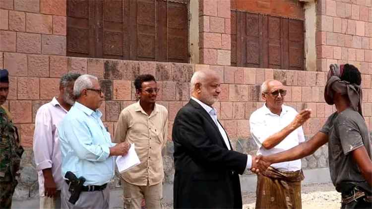 محافظ الحديدة الدكتور حسن علي طاهر يطلع على سير العمل في مدرسة النهضة بحيس..
