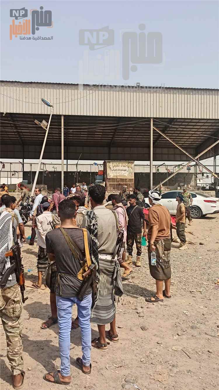 عاجل:مسلحون يغلقون سوق القات في إنماء بالبريقة ويثيرون جدلاً حول أسباب الإغلاق(صور)
