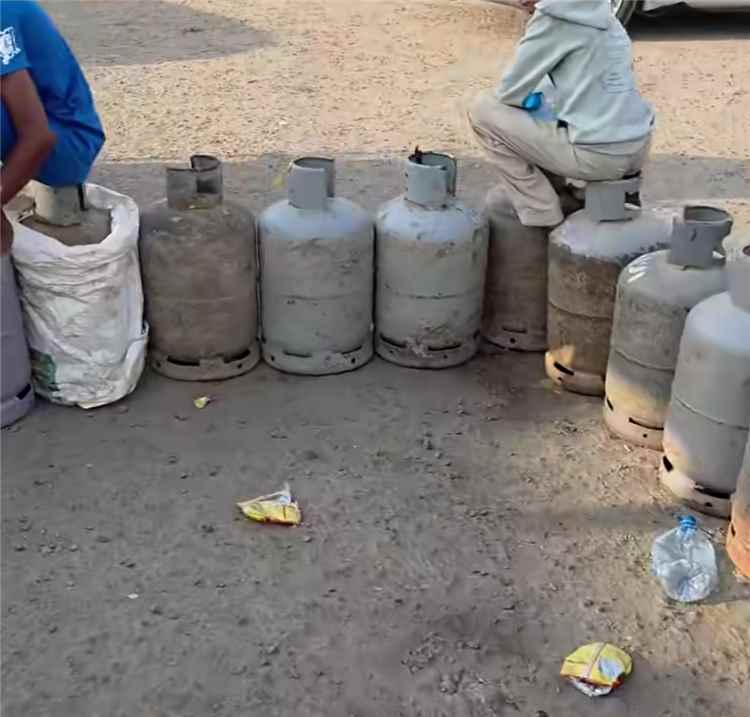 الصحفي وديد ملطوف يكشف من واقع تجربة أسباب تفاقم أزمة الغاز في عدن