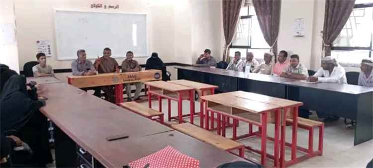 مدير تربية الحديدة يرأس اجتماعًا بإدارة وهيئة تدريس المجمع التربوي بالخوخة..