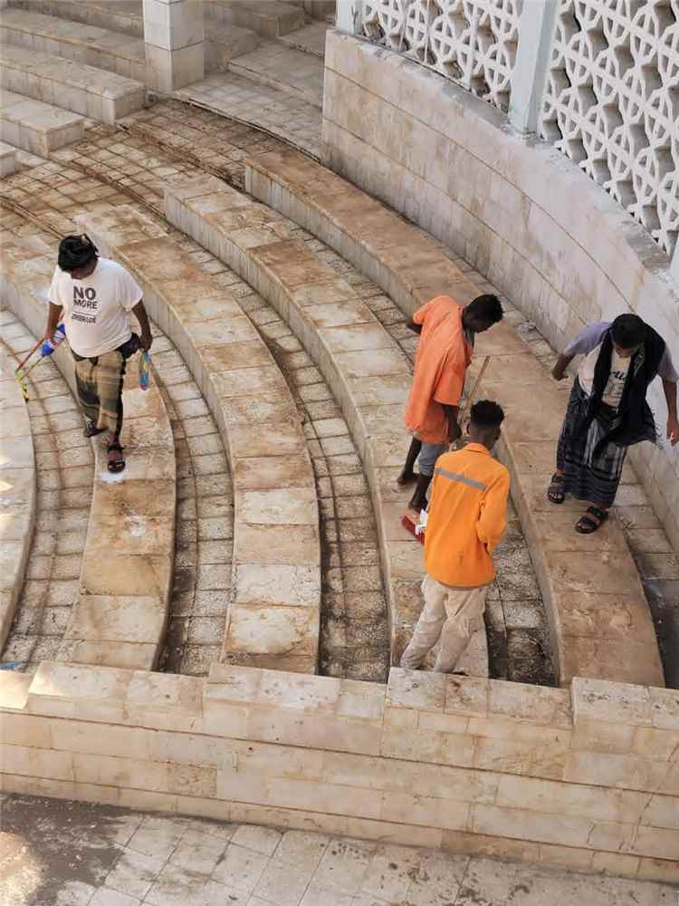 لليوم الثاني على التوالي.. عمال النظافة يواصلون إعادة الحياة إلى مقر اتحاد نقابات عمال عدن