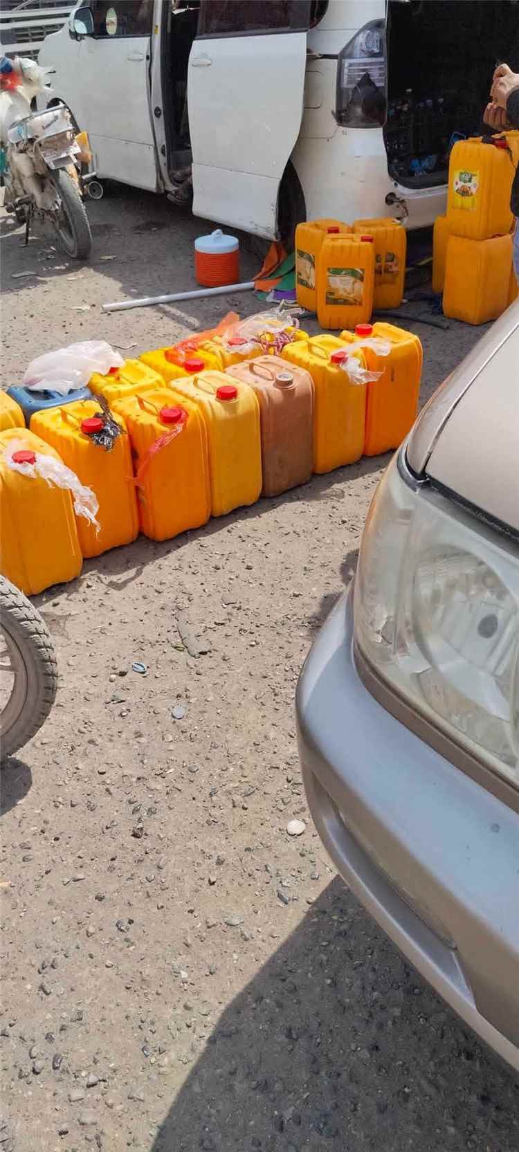 سيف بن لغبر يحذّر من صمت الجهات المختصة تجاه سوق الوقود السوداء في ردفان