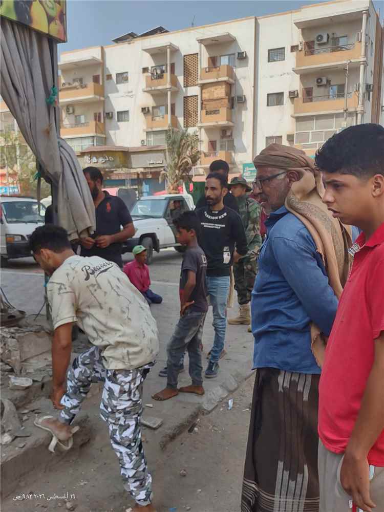 رئيس عوائق مديرية البريقه ينفذ حملة ازالة العوائق والزام المخالفين بتنفيذ مشروع التبليط امام محلاتهم