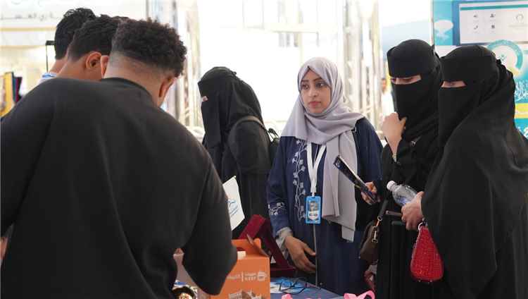 جامعة الريادة تدشن جناحها في مهرجان "العودة للمدارس" بعدن..