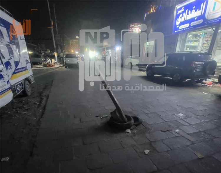 حفرة عميقة تهدد المارة أمام فرزة الهاشمي.. أهالي #الشيخ_عثمان في #عدن يطالبون بسرعة إصلاح منهل الصرف الصحي(صور)