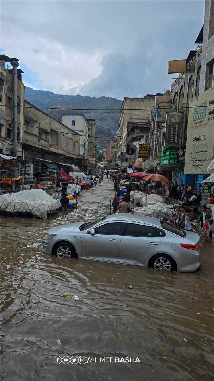 عاجل:سيول جارفة تغرق كبرى الشوارع في تعز(صور)