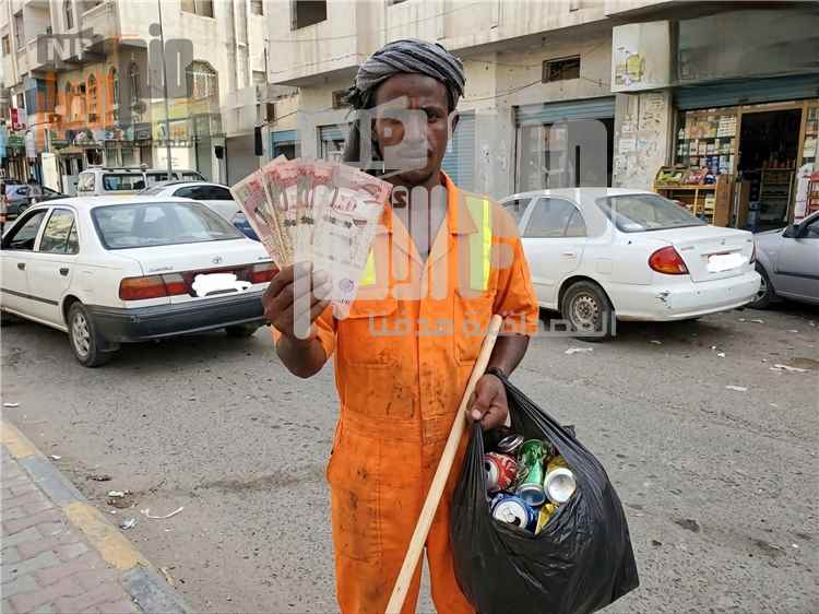 عامل نظافة في عدن يعثر على 1200 ريال سعودي ويعيدها لصاحبتها مريض بالسرطان (تعرف على تفاصيل الواقعة)