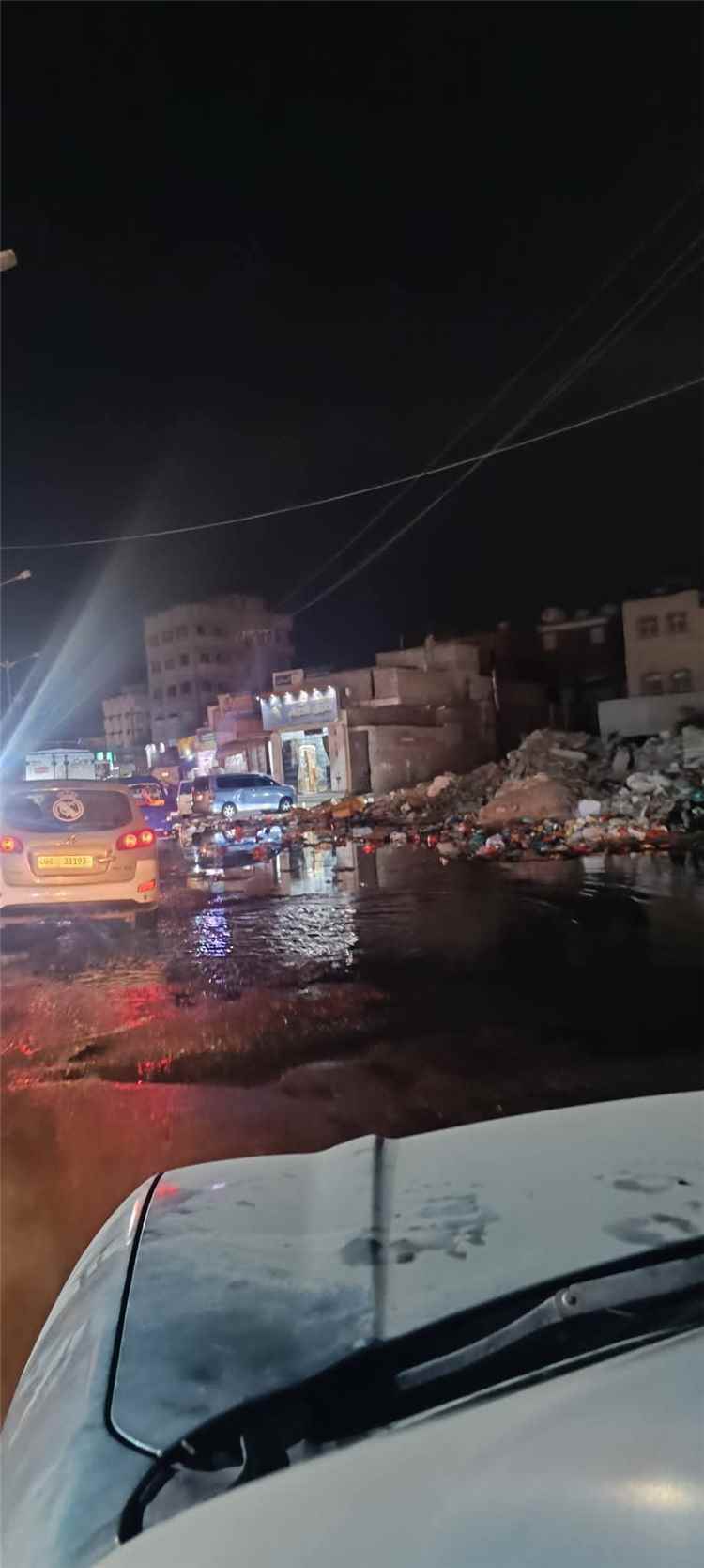 «الممدارة» بين انهيار الخدمات وإزالة البسطات.. انتقادات للسلطة المحلية: الصحفي جعفر عاتق يتساءل هل الأولوية للمنظر الجمالي أم لإنقاذ الشوارع من المجاري؟(صور)