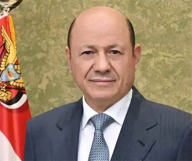 رئيس مجلس القيادة يهنئ طلاب الثانوية العامة ويوجه بتكريم المتفوقين ورعاية المعلمين..