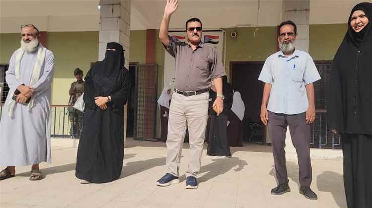مدير البريقة يشيد بمستوى إقبال الطلبة وإنتظام المعلمين في أول أيام العام الدراسي الجديد..