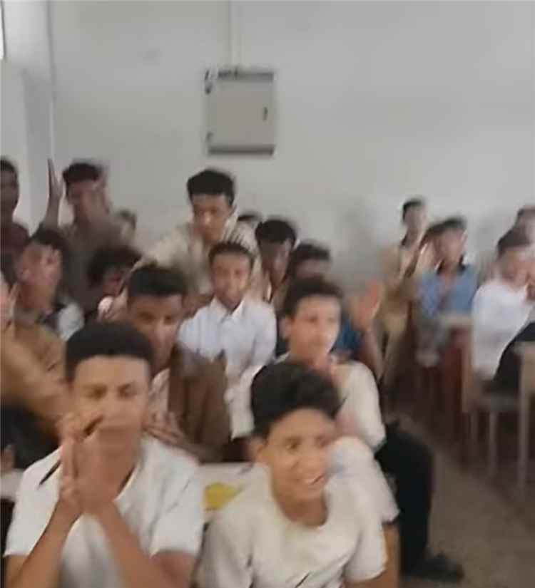 المقاطعة تجاه المدارس الخاصة تقلب موازين التعليم في تعز.. 700 طالب يتوافدون على «مدرسة الشعب» وإقبال متواصل على المدارس الحكومية
