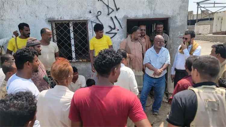 السلطة المحلية في الحديدة  تلتقي الصيادين المتضررين من الاعتداءات الحوثية قرب جزيرة حنيش.