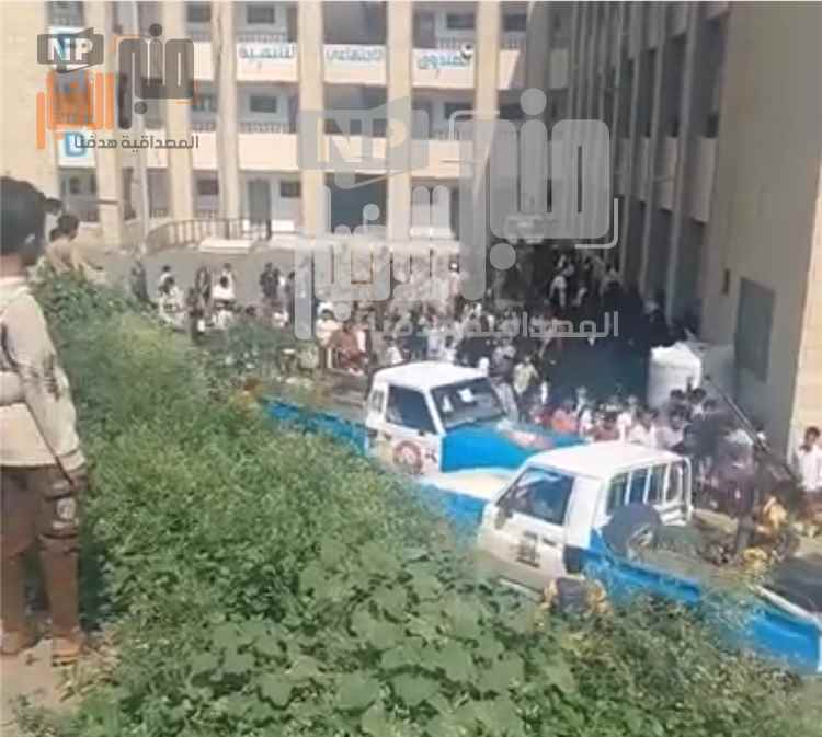 عاجل: في أول أيام الدراسة.. انتشار أمني أمام مدرسة 22 مايو بتعز وسط رفض واسع لتحويلها إلى كلية مجتمع