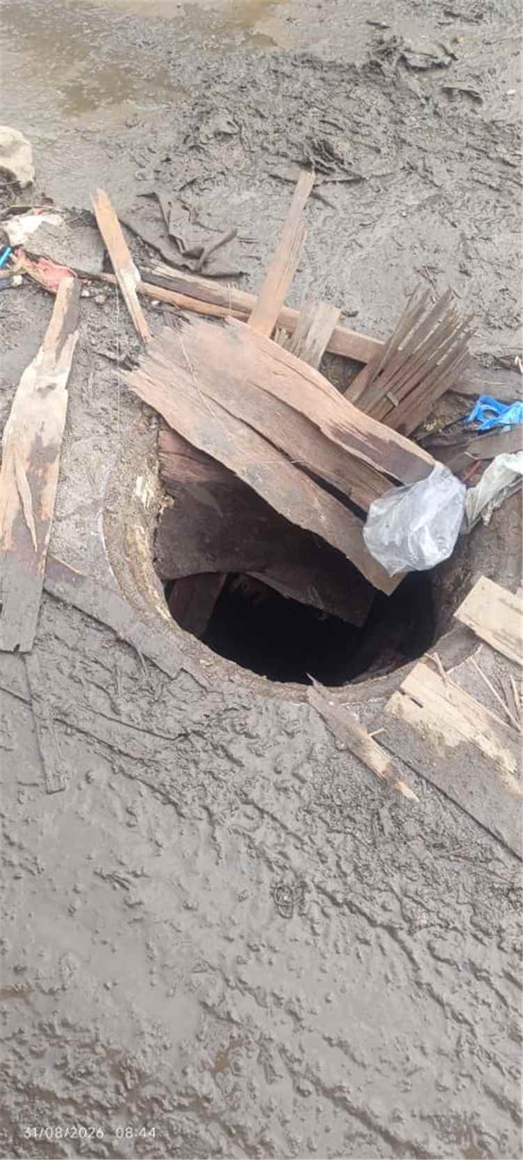 عاجل:استجابة عاجلة لمناشدة «موقع منبر الأخبار».. محمد باخبيره مدير مياه عدن يوجّه بمتابعة «حفرة الموت» في الشيخ عثمان ورئيس التحرير يثمن سرعة التجاوب