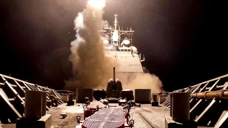 فيديو لعملية إطلاق الصواريخ من حاملات الطائرات الامريكية على مواقع الحوثيين