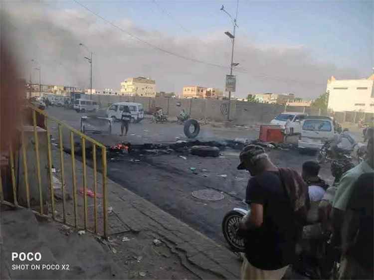 الصحفي ثابت بن لقور معلقا على احتجاجات الحوطة: إذا كانت إقالة كل مدير أمن ستنتهي بقطع الطرق فهذه مصيبة على الوطن